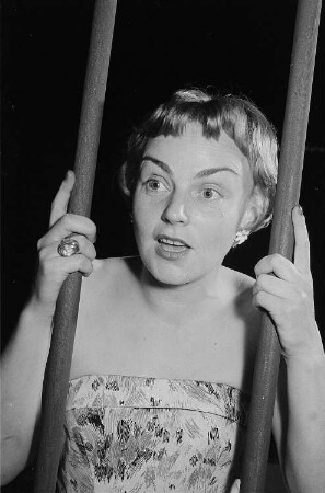 Ursula Schmitter bei einer Szene aus dem Programm der Leipziger Pfeffermühle "So'n Zirkus"