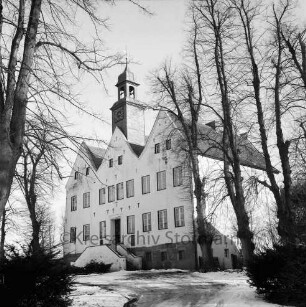 Kloster Nütschau: Herrenhaus: Außenansicht von Nordwesten: Vorderfront mit Treppe: vorn Auffahrt: rechts und links Bäume: Winter