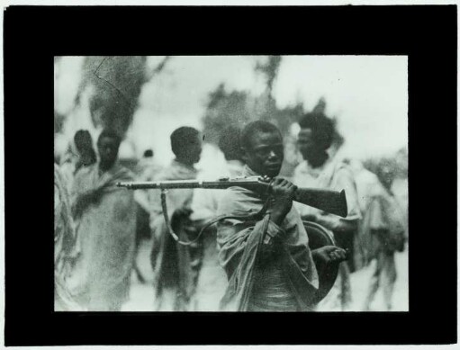 Mann mit Gewehr