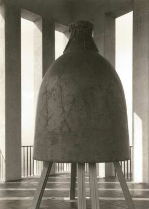 Weimar. Nationale Gedenkstätte Buchenwald auf dem Ettersberg. Glocke (W. Grzimek, F. Kühn [Gestell]; Höhe 275 cm, Durchmesser 200 cm, Gewicht 6,8 t)