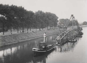 Verschwimmen einer Rohrbrücke im Rhein-Herne-Kanal