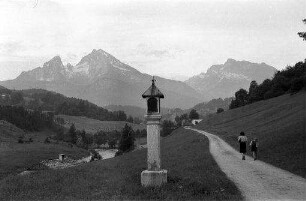 Berchtesgaden: Marterl am Weg nach Berchtesgaden, Hintergrund Watzmann und Hochkalter