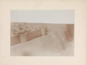 Stadtmauer von Nadschaf : Blick auf die Stadtmauer und Häuser von Nadschaf.