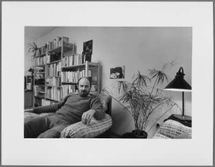 Peter Willers auf einem Sofa in seinem Wohnzimmer, Breme