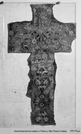 Kreuzfragment mit aufgemalten Ornamenten