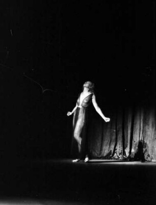 Berlin: Kabarett der Komiker; Dorothy von Bruck; tanzt; (vom Publikum aus)