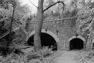 Eisenbahnbrücke; Friedrichsdorf, Rechts der Friedrichsdorfer Straße