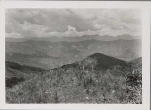 Blick vom Gebirgsrücken westlich von Monteagudo über das ostbolivianische Bergland