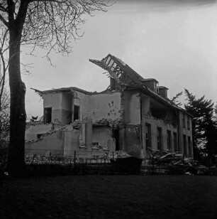 Unfallkrankenhaus: Bürgerpark: Abriss: Ruine: davor Bauschutt und Zaun: rechts Baum, hinten links Tannen