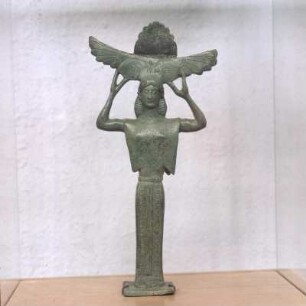 Thasos, Limenas Thasou, Archäologisches Museum, Bronzener Spiegelgriff, um 550, Kore, aus dem Araenaron