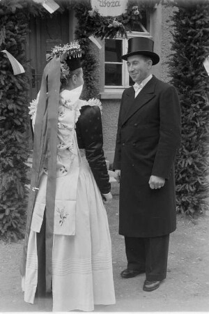 Sorbische katholische Hochzeit in Cölln. Das Brautpaar. : Serbski katolski kwas w Chelnje. Kwasny por.
