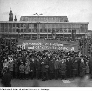 Kommunalwahl, Wahltag: Demonstration auf dem Altmarkt mit Transparent "Auferstanden aus Ruinen"