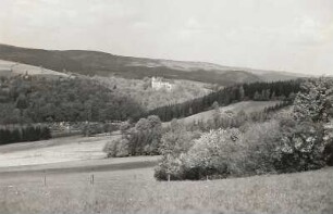 Altenberg-Bärenstein (Erzgebirge) südlich Glashütte. Müglitztal und Schloß Bärenstein von Südosten