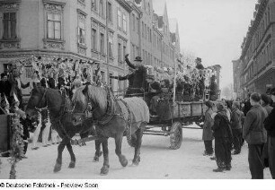 Kostümierte Narren bei einem Karnevalsumzug durch Markkleeberg
