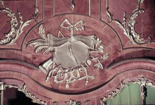 Ornamente mit Instrumenten, Gegenständen, Rocaillen und Blumen