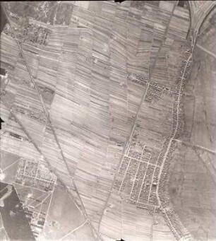 Amerikanische Luftbildaufnahmen von Kriegszerstörungen. Ausrichtung nach Südwesten. Neureut mit Neureuter Hauptstraße (rechte Bildhälfte)