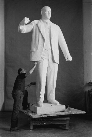 Der Bildhauer Walter Arold bei der Arbeit am Originalmodell für das Thälmanndenkmal in Weimar
