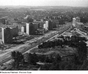 Blick vom Rathausturm über die Leningrader Straße (St. Petersburger Straße) im Bau