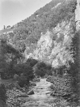 Bergbachtal : Ein Bergbachtal mit bewaldeter Felswand