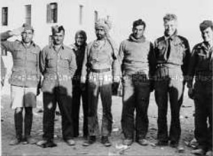 Kriegsgefangene Engländer, Australier, Neuseeländer und Inder im Lager von Korinth