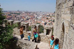 Lissabon - Burgmauer : Lissabon, Besucher auf der Mauer des Castelo Sao Jorge, Blick auf die Stadt, aufgenommen 2006