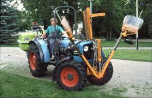 Fotografie: Gartenbautechnik-Freiland, Pflanzenschutz, Feldspritze angebaut, Schmalspurtraktor