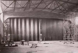 Güstrow. Bau der Versammlungs- und Ausstellungshalle. Innenansicht mit Schiebefalttüren gegen Ende der Bauzeit