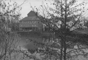 Claudius-Mühle: davor Matthias-Claudius-Straße und Herrenteich: vorn Büsche