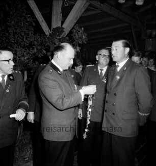 Volks- und Schützenfest: Schützenverein Sprenge und Umgebung e.V.: Festzelt: Überreichung der Kette an den neuen Schützenkönig Emil Mink durch den Vorjahresschützenkönig Hermann Kohnke, mit Bürgermeister Johannes Gaycken