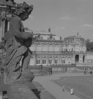 Dresden. Zwinger, Blick von der Langgalerie N zum Mathematisch-Physikalischen Salon und zum Wallpavillon