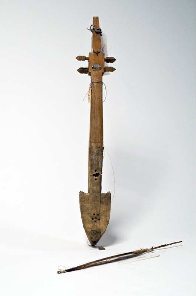 Bowl-necked lute with bow