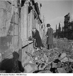 Dresden. Gedenken am Totensonntag vor einer Ruine