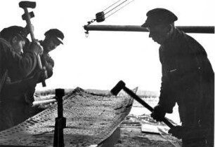 Hamburg-Neuenfelde. Werftarbeiter der Sietas Werft bearbeiten Stahlblech mit Hämmern. Aufgenommen 1937