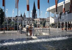 Freiburg: Springbrunnen vor der Kongresshalle, Hintergrund Münster, von oben, Farbaufnahme