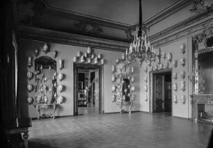 Saal der 100 Vasen : Residenzschloss Dresden, Westflügel, Zweiter Kaffeesalon, Nordostecke während der Ausstellung