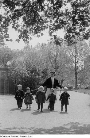 Kindergärtnerin mit Kindern im Park