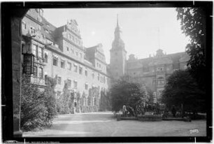 Merseburg, Schloß, Hof mit Kanonen