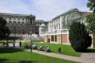 Burggarten in Wien : Blick auf den Wiener Burggarten mit Hofburg (links) und Palmenhaus (rechts), 2008