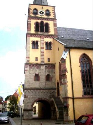 Stadtkirche - Kirchturm von Süden in Übersicht mit Rundbogenfries sowie Bi- und Triforien