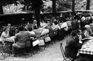 Freiburg, St. Ottilien: Waldbegehung des Stadtrates, an der Kaffeetafel, Schieler, Forstdirektor Ritter