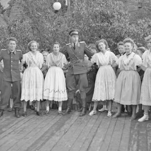Kulturfest nach der Grundsteinlegung in Briesen. Junge Frauen in festlicher Spreewaldtracht. : Kulturny swjedźeń po połoženju zakładneho kamjenja w Brjazynje. Młode žony w Błótowskej swjedźenskej drasće.