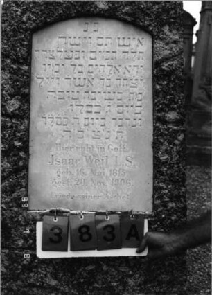 Grabstein 383 (Index: 99797394) Material: Granit, Marmorplatte Zustand: gut Maße HxBxT: 135x53x20 cm Beschreibung: Stele, Sockel: Grabstein 383A