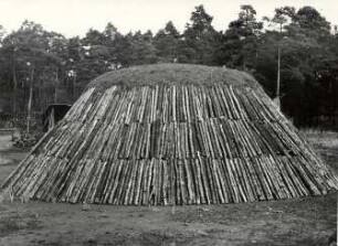 Holzkohlenherstellung in Rietschen, Kohlenmeiler : Handwerkstechniken - Kohlen- und Pechbrennerei. Ort: Rěčicy / Rietschen. Kohlenmeiler aus dünnem Holz.