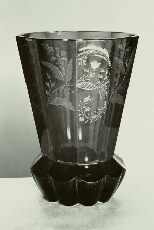 Bechervase mit Blumenranken