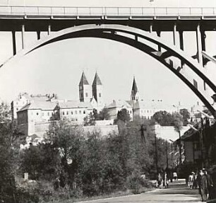 Veszprem, Ungarn. Viadukt gegen Burgviertel mit Dom (13. Jh.)
