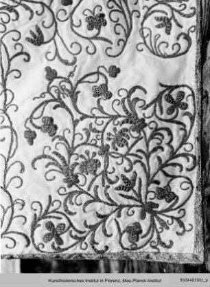 Teile eines Ornates: Dalmatik und Tunicella mit dazugehörigen Stolen, Kasel, Antependium : Antependium