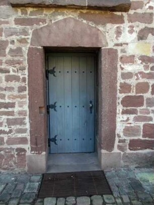 Hirsau-Kloster St Aurelius-Ansicht von Noden-Seitenschiff der ehemaligen Basilika nahe Nordwestturm-Zugängstür mit ehemaligem Romanischem (dreieckigem) Türsturz