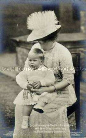 Anastasia von Mecklenburg-Schwerin mit ihrem Enkel Friedrich Franz