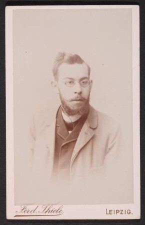 Porträt Richard Pflug : Foto-/Bildersammlung Stenografische Sammlung. Porträt Richard Pflug. Photographie. Carte de visite (nach 1884; F. Thiele). Dresden: SLUB P a 0448