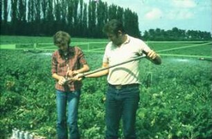 Fotografie: Beregnungsanlage, Bodenbeprobung, Monitoring